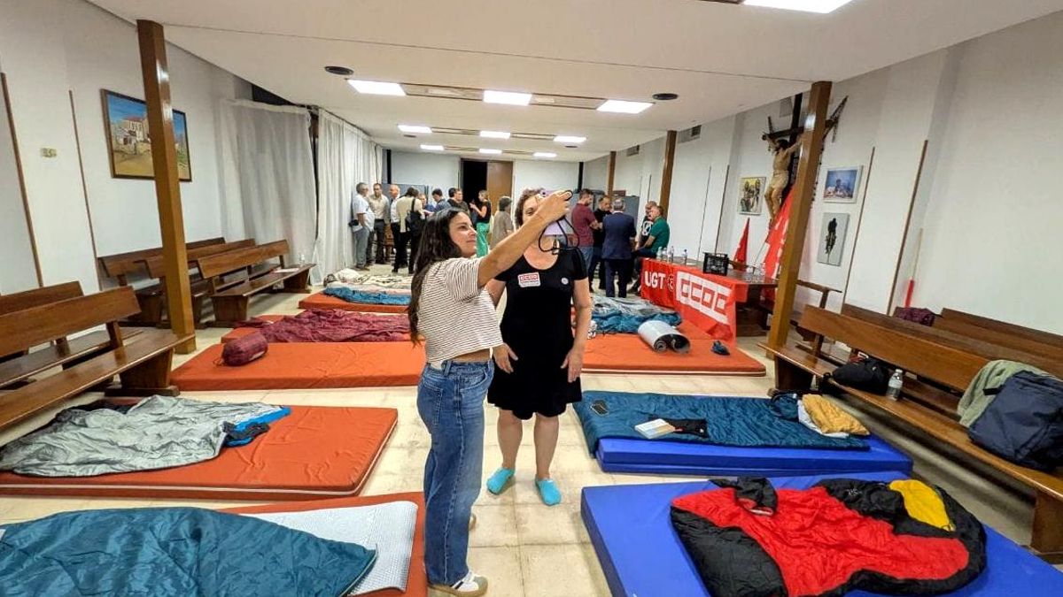 Colchón, bocata y una noche de vigilia: el encierro de CCOO y UGT en Vallecas presiona ‘in extremis’ para reducir la jornada laboral