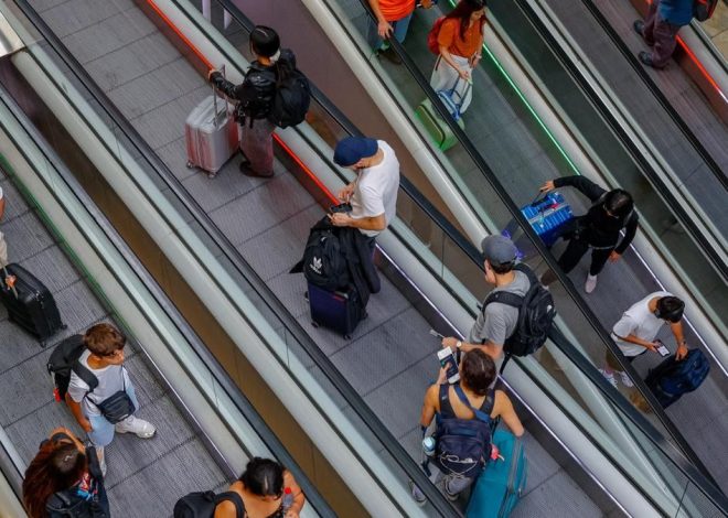 Largas filas y demoras en los controles del aeropuerto de Barajas por la huelga del personal de seguridad