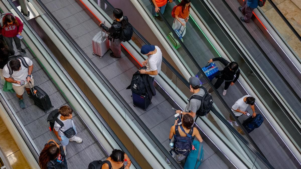 Largas filas y demoras en los controles del aeropuerto de Barajas por la huelga del personal de seguridad
