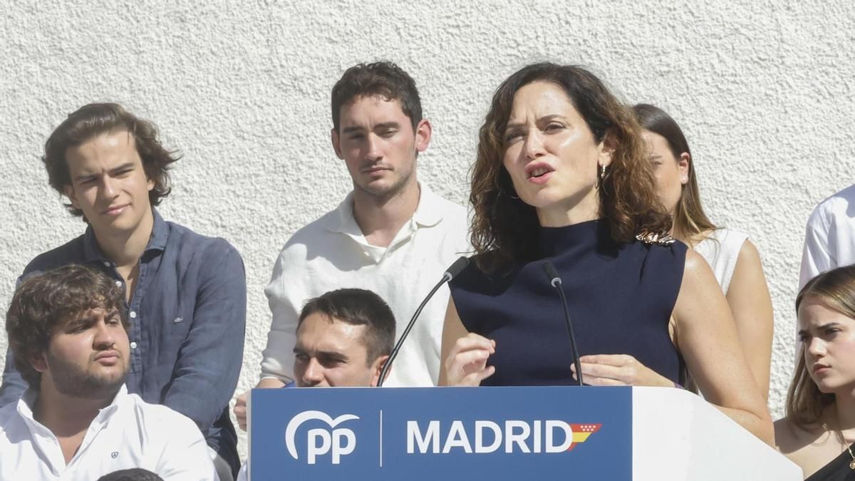 La Justicia condena a un tuitero a pagar 6.000 euros a Ayuso por insultar a su padre