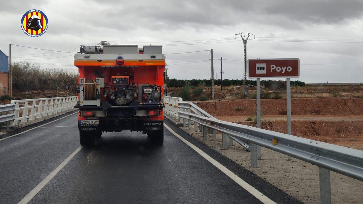 El envío ahora de decenas de bomberos a controlar el barranco del Poyo desmonta el intento de la Generalitat de culpar a la CHJ