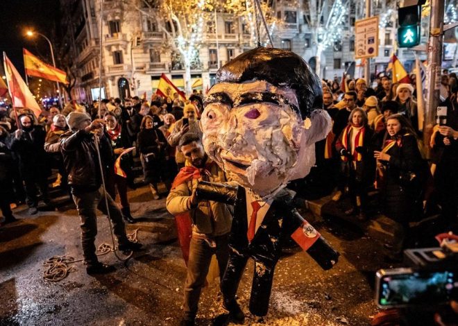 La jueza imputa a seis personas por apalear el muñeco de Sánchez en la ‘Nochevieja ultra’ de 2023 en Ferraz