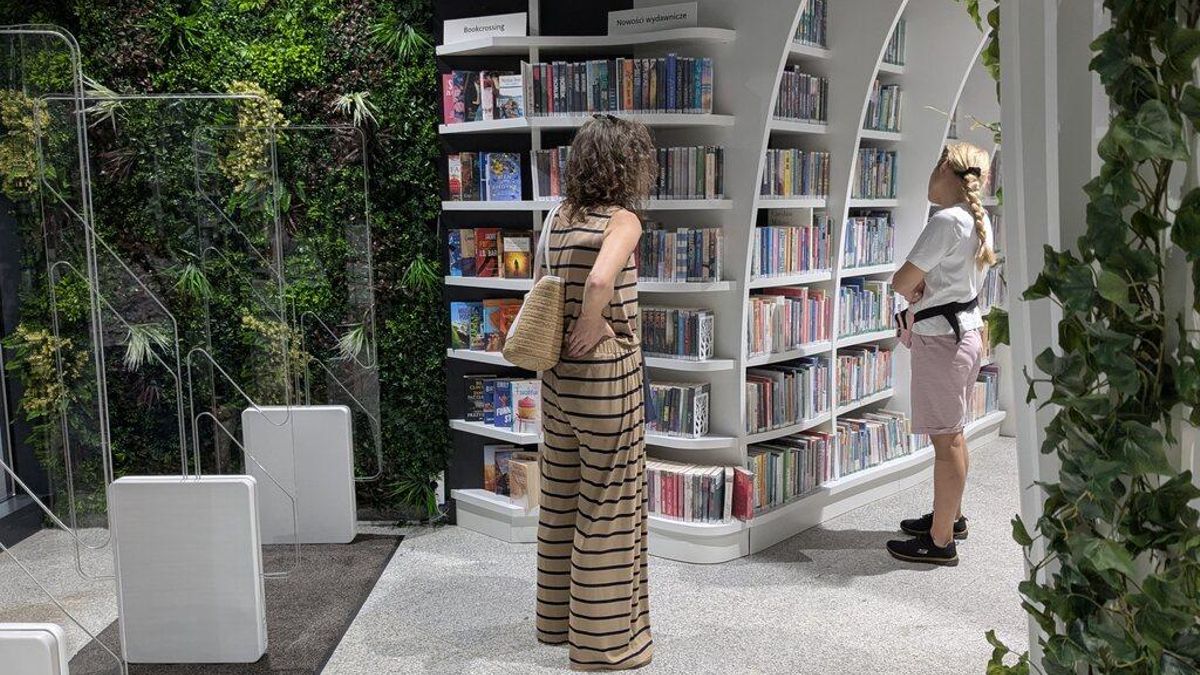 Varsovia abre una biblioteca en el metro para que los viajeros dejen de lado el móvil