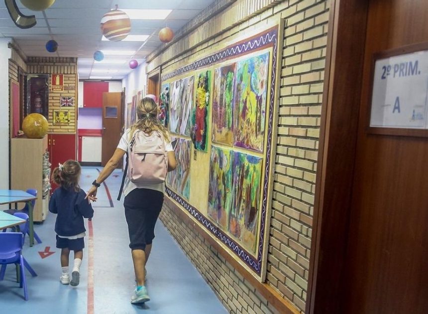 Plazas fantasma y listas plagadas de errores: la caótica vuelta al cole de los profesores en Madrid