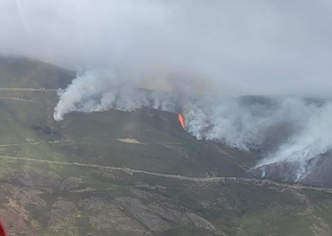 El viento dificulta la extinción del fuego de Carballeda de Valdeorras, que ya ha quemado 500 hectáreas