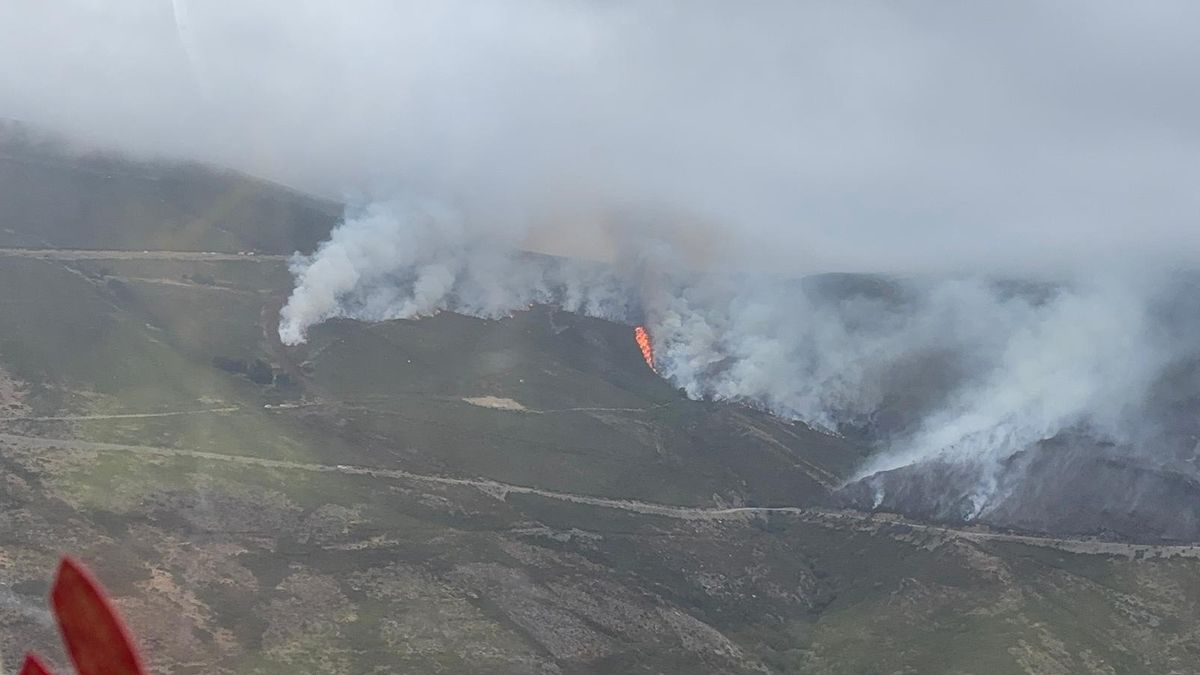 El viento dificulta la extinción del fuego de Carballeda de Valdeorras, que ya ha quemado 500 hectáreas