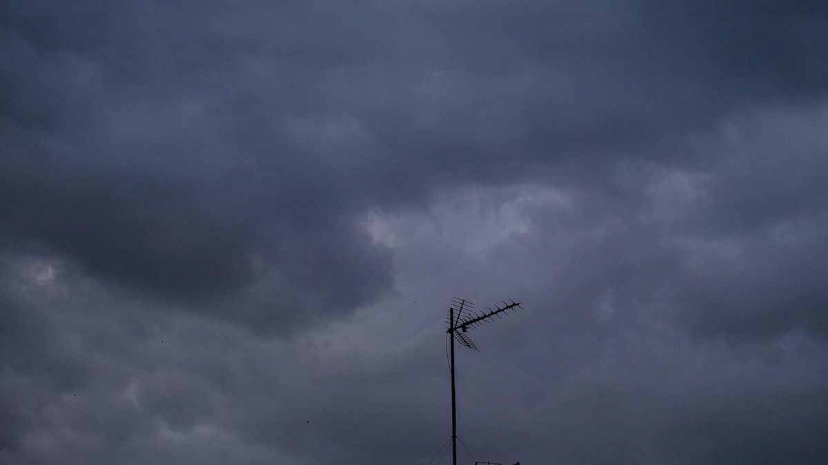 El sur de Alicante suspende las clases a la espera de un nuevo ‘reventón térmico’ con granizo y viento huracanado