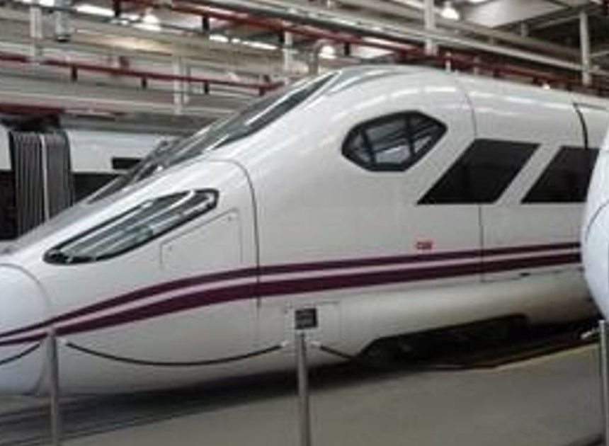 Se restablece la circulación de alta velocidad entre Madrid y Barcelona tras la extinción de un incendio próximo a la vía