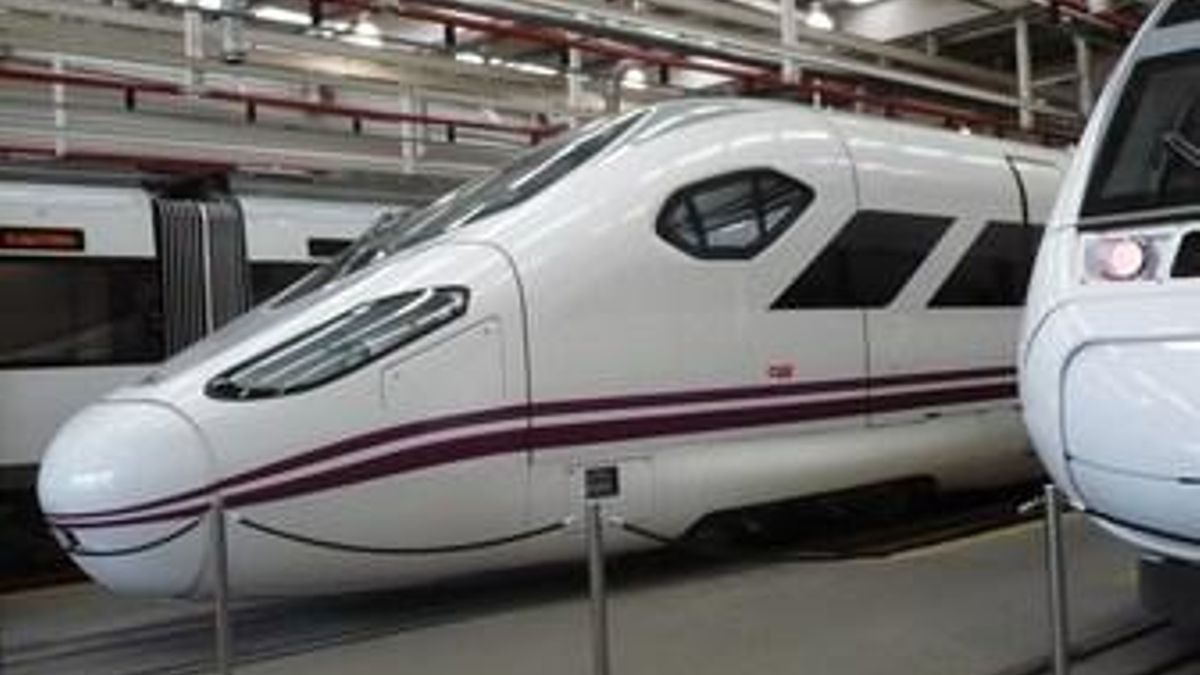 Se restablece la circulación de alta velocidad entre Madrid y Barcelona tras la extinción de un incendio próximo a la vía
