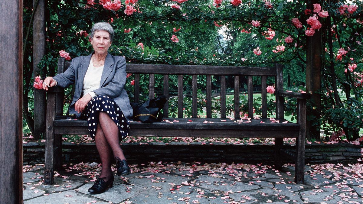 «Cuando escribo historias, soy alguien que está en su patria»: Natalia Ginzburg, la mujer discreta detrás de una escritora excepcional