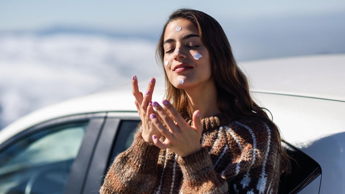 Un dermatólogo explica por qué es tan importante usar protección solar en otoño: “Se debe ajustar a nuestras actividades»