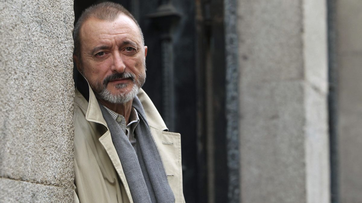 Pérez-Reverte acusa al Ministerio de Exteriores de querer «colonizar» la RAE y llama «mediocre» a García Montero