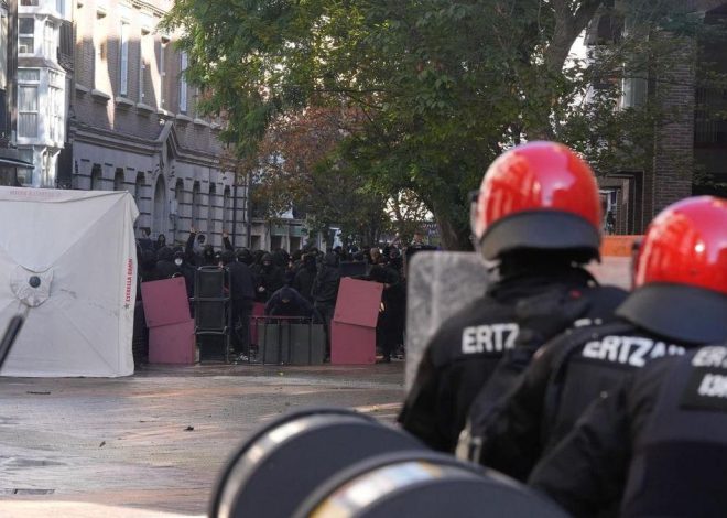 Graves incidentes y 17 detenidos en Vitoria tras la visita del partido fascista Falange Española por el 12 de octubre