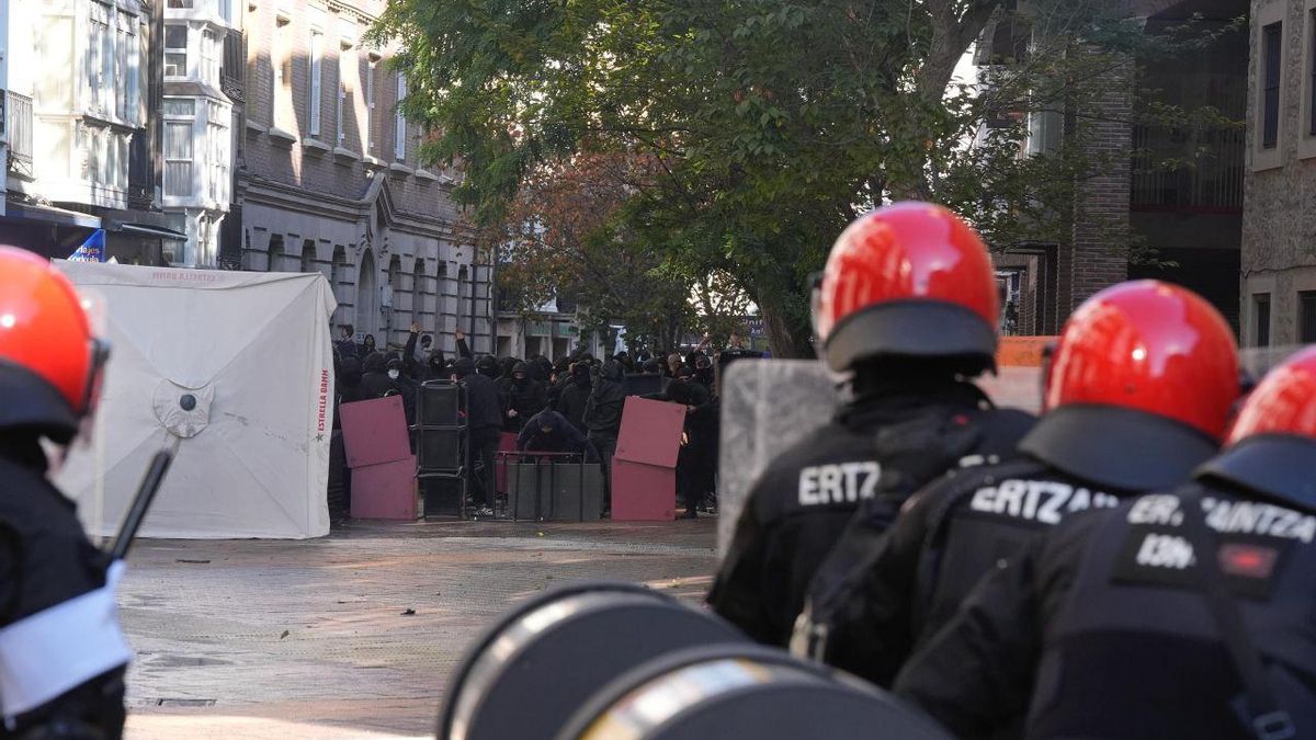 Graves incidentes y 17 detenidos en Vitoria tras la visita del partido fascista Falange Española por el 12 de octubre