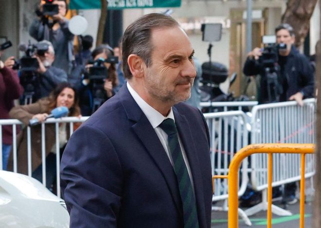 El juez mantiene a Ábalos en libertad tras acogerse a su derecho a no declarar en el Tribunal Supremo