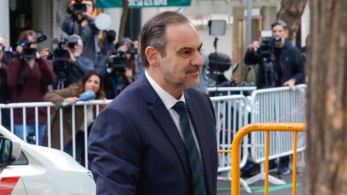 El juez mantiene a Ábalos en libertad tras acogerse a su derecho a no declarar en el Tribunal Supremo