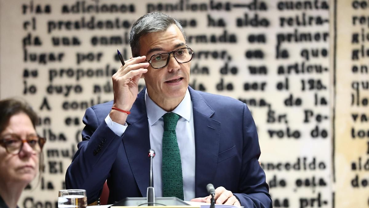 Sánchez defiende la legalidad de los pagos en efectivo del PSOE en la «comisión de difamación» del Senado