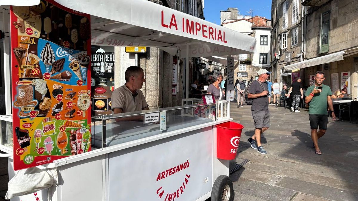El verano se prolonga hasta octubre en Santiago de Compostela: Manuel sigue vendiendo helados en tiempo de castañas