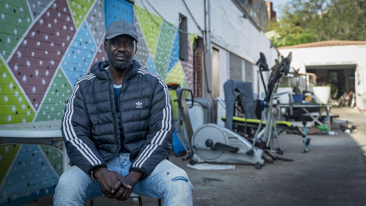 En el instituto de Badalona donde viven 400 migrantes a los que Albiol quiere echar: «Necesitamos vivienda, no racismo»