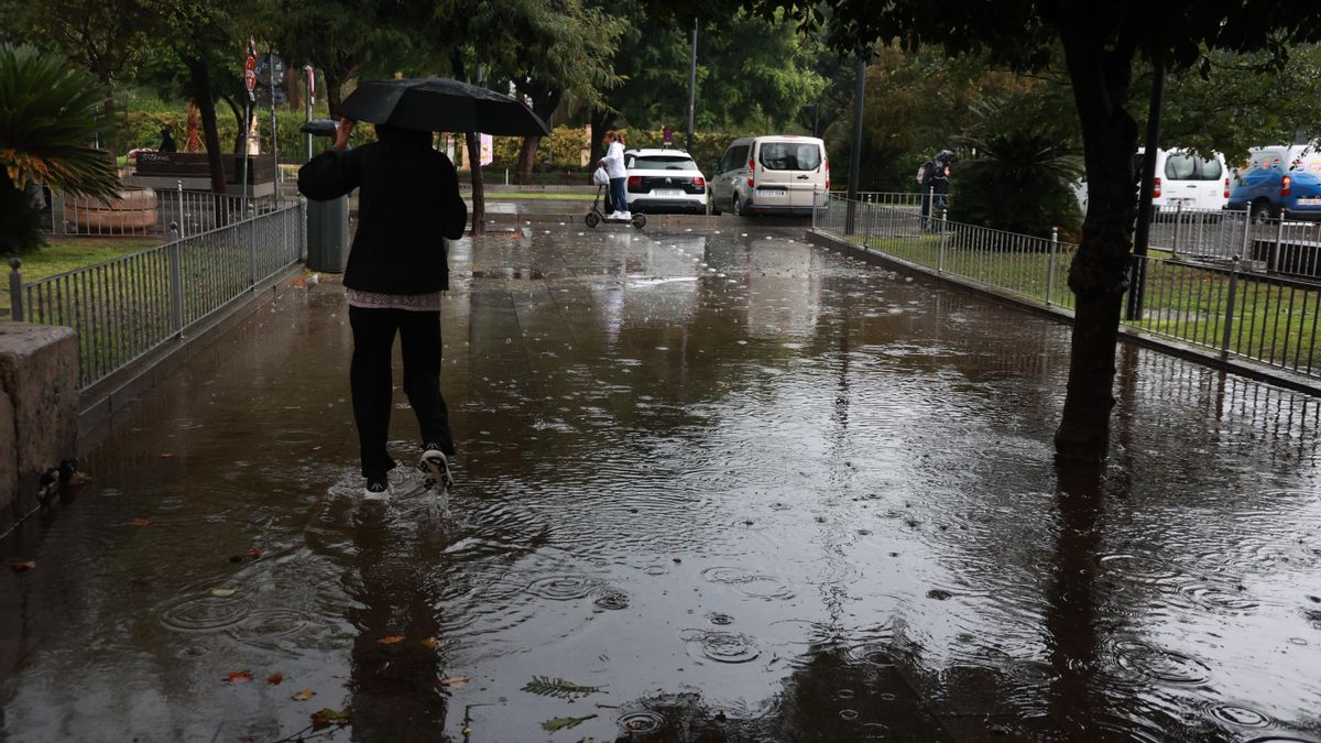 Las fuertes lluvias en Sevilla obligan a cortes en Metro y autobuses, y las universidades suspenden su actividad
