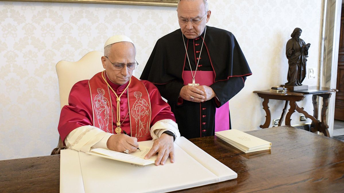 El papa León XIV asume el legado de Francisco en su ‘programa’ de gobierno y pide luchar «contra los destructores efectos del imperio del dinero»