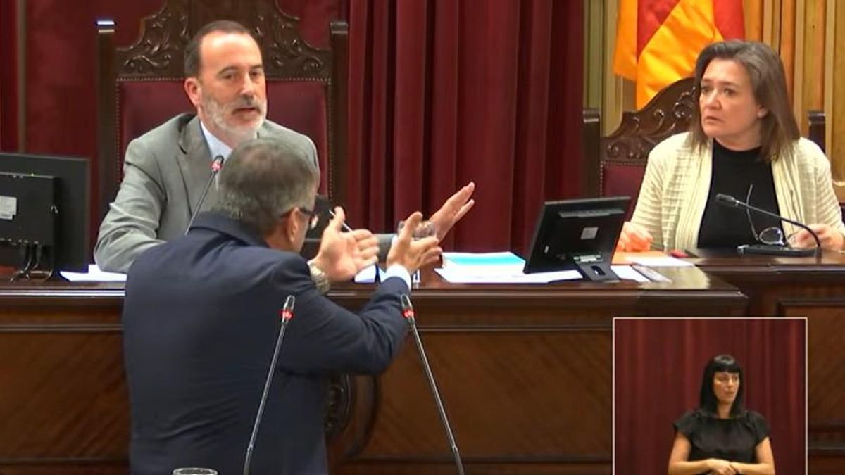 Un diputado del PP se encara con la vicepresidenta socialista del Parlament balear y abandona el atril: «Esto no es democracia»