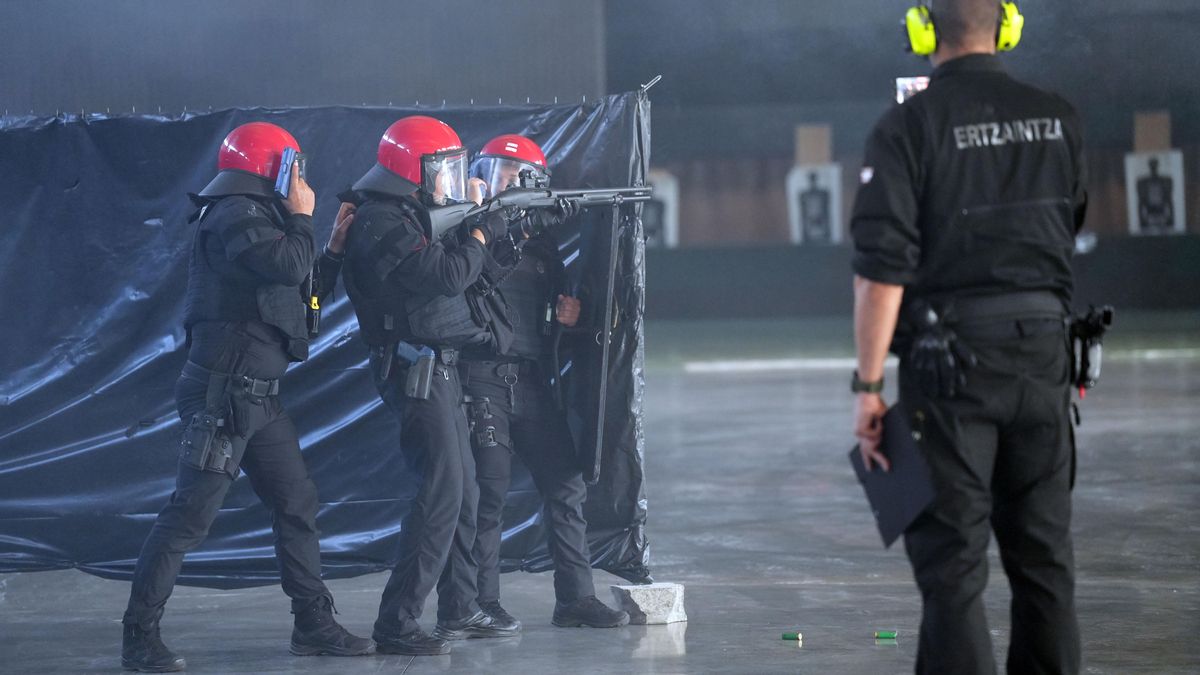 La Ertzaintza forma a la ‘Guanchancha’: la Policía canaria acude a la academia de Arkaute para continuar su despliegue