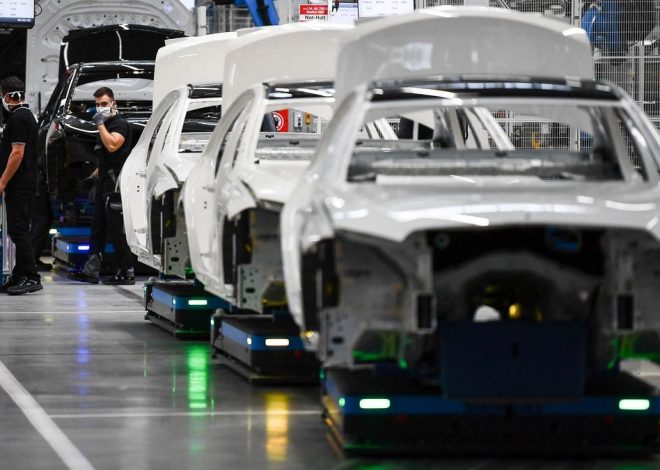 La industria europea del automóvil avisa de «paradas inminentes» en fábricas por la falta de chips