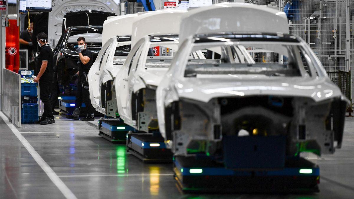 La industria europea del automóvil avisa de «paradas inminentes» en fábricas por la falta de chips