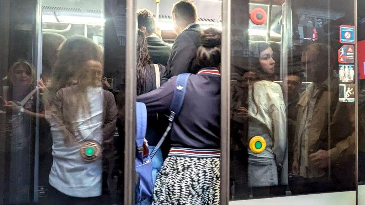 Crónica de una sardina en lata que viaja en hora punta por el Metro de Madrid: «Es la pesadilla de un claustrofóbico»