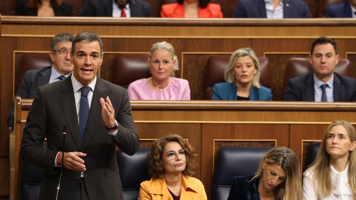 Feijóo acusa a Sánchez de «pagar su corrupción» con impuestos y el presidente defiende «un Gobierno decente»
