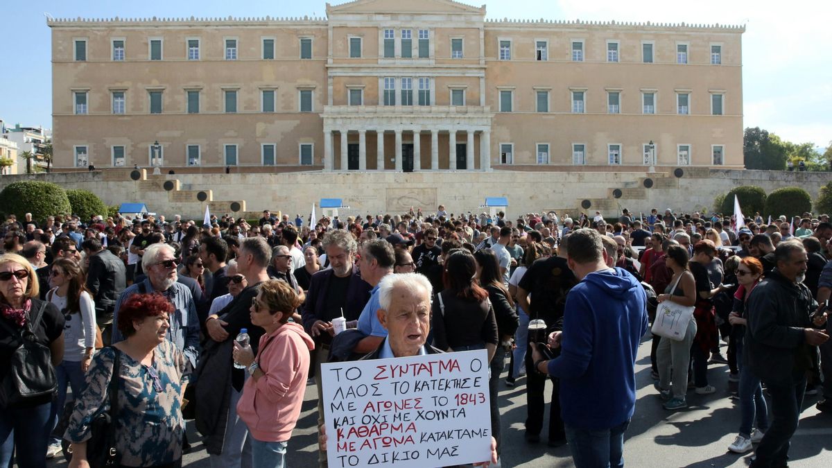 Miles de personas vuelven a manifestarse en Grecia durante otra jornada de huelga contra la jornada laboral de 13 horas