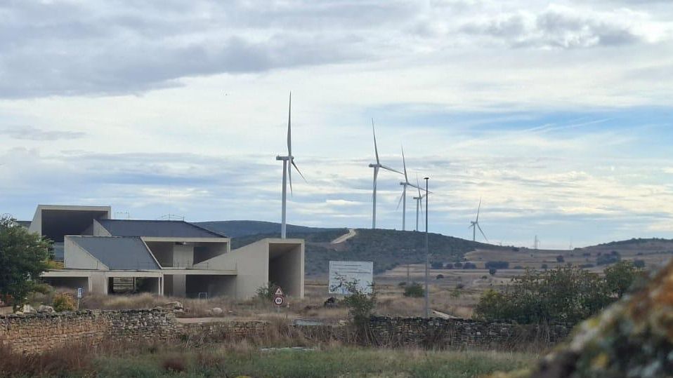 Fuendetodos y el Aragón rural: un emblema turístico con decenas de molinos de viento pero sin un solo bar