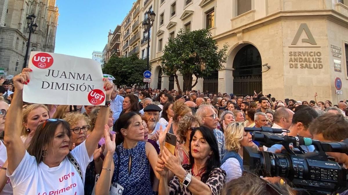 «Moreno Bonilla, fuera de Sevilla»: una multitudinaria manifestación pide dimisiones por el escándalo de los cribados de cáncer