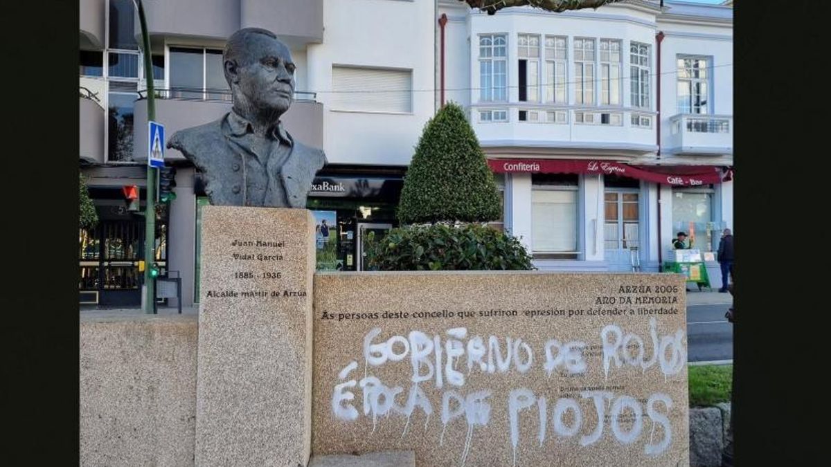 Vandalizan la escultura de Juan Vidal, alcalde de Arzúa (A Coruña) fusilado en 1936: «Gobierno de rojos, época de piojos»