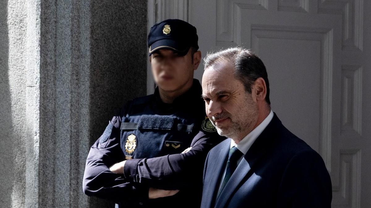 Ábalos contrata como abogado al exfiscal Carlos Bautista tras renunciar al anterior por «diferencias irreconducibles»