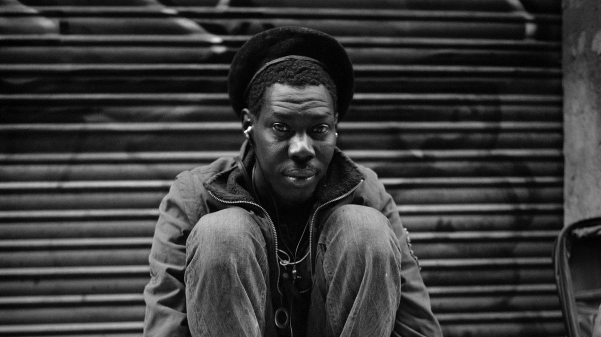 Housseinou Gassama, el artista senegalés sintecho que creó toda su obra en una esquina del barrio Gótico de Barcelona