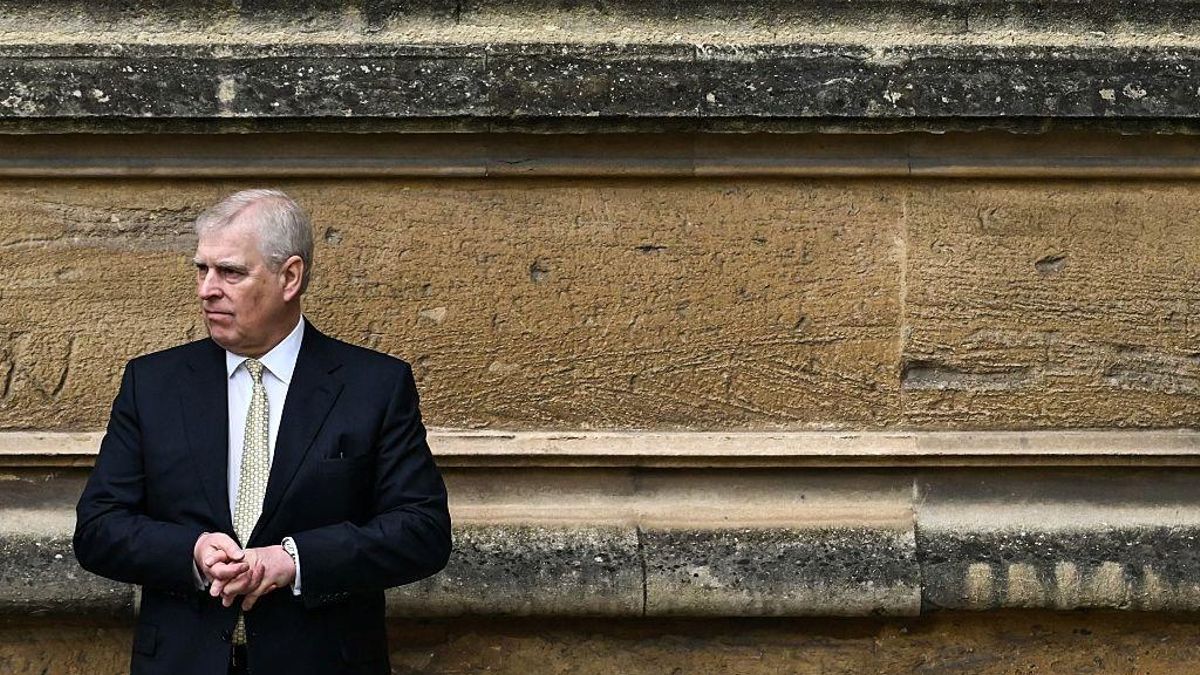 Carlos III le quita a Andrés el título de «príncipe» y le echa de su mansión por el caso Epstein