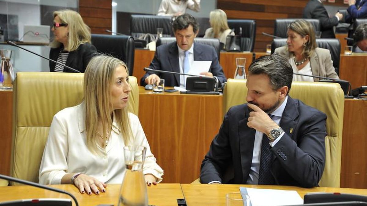 Extremadura deroga su ley de Memoria Histórica, el último pago del PP de Guardiola a Vox