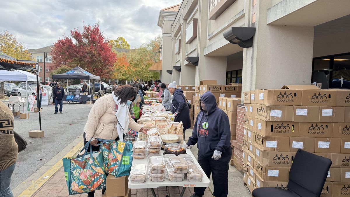 Sin dinero para la hipoteca, las facturas y la comida por el cierre del gobierno: así son las colas de empleados públicos en EEUU para recoger alimentos