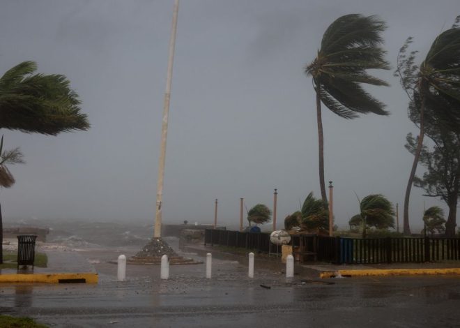 El huracán Melissa toca tierra en la isla de Jamaica con vientos de hasta 297 kilómetros por hora