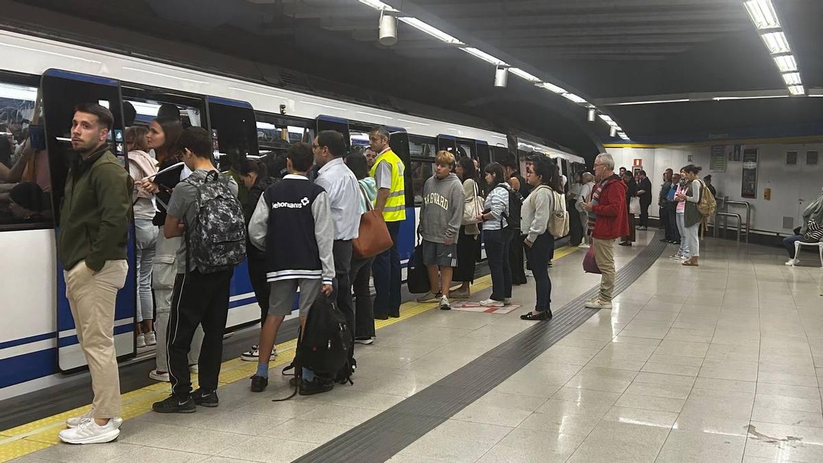El personal que sufre y gestiona el caos de Metro de Madrid: «No empujamos a nadie, pero cada vez sufrimos más agresiones»