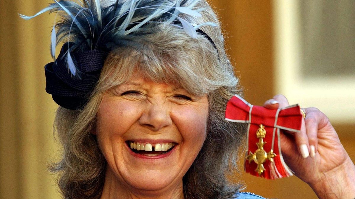 Muere con 88 años la escritora británica Jilly Cooper, autora de ‘Rivales’ y ‘reina’ de los romances de clase alta