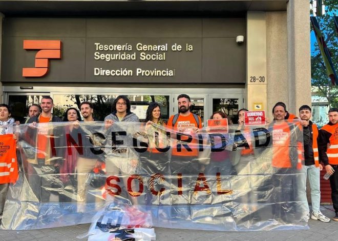 Inquilinos de la Seguridad Social tratan de frenar la subasta pública de sus casas y les echan entre insultos