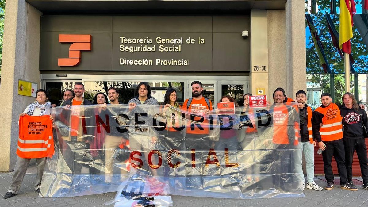 Inquilinos de la Seguridad Social tratan de frenar la subasta pública de sus casas y les echan entre insultos