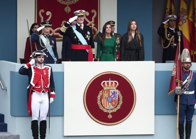 El desfile militar del 12 de octubre refleja la soledad de Abascal en su plantón al rey y sus ataques al Gobierno