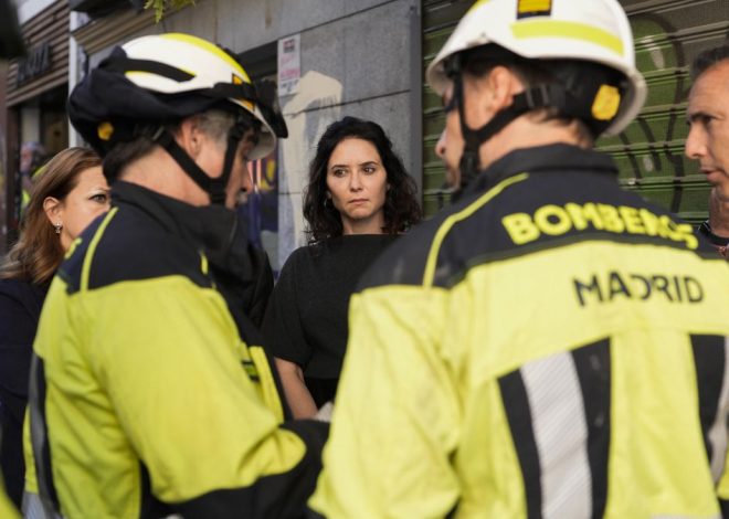 Ayuso acude a la zona del derrumbe en Madrid, que el delegado del Gobierno describe como «catástrofe en el tajo»