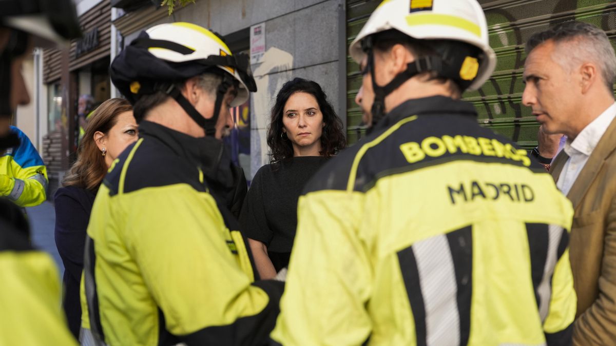 Ayuso acude a la zona del derrumbe en Madrid, que el delegado del Gobierno describe como «catástrofe en el tajo»