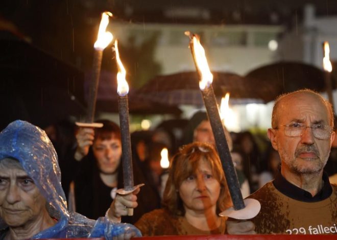 Miles de personas marchan en silencio por los municipios de la zona cero para conmemorar el aniversario de la dana