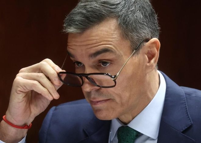 «Lo de las gafas»: Sánchez aclara el misterio de su nuevo ‘look’